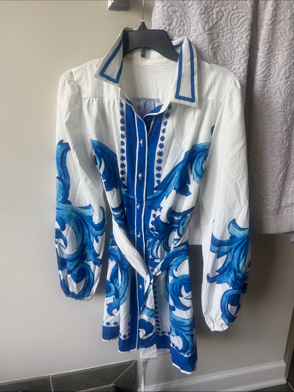 Blue & White Floral Print Button-Up dress small